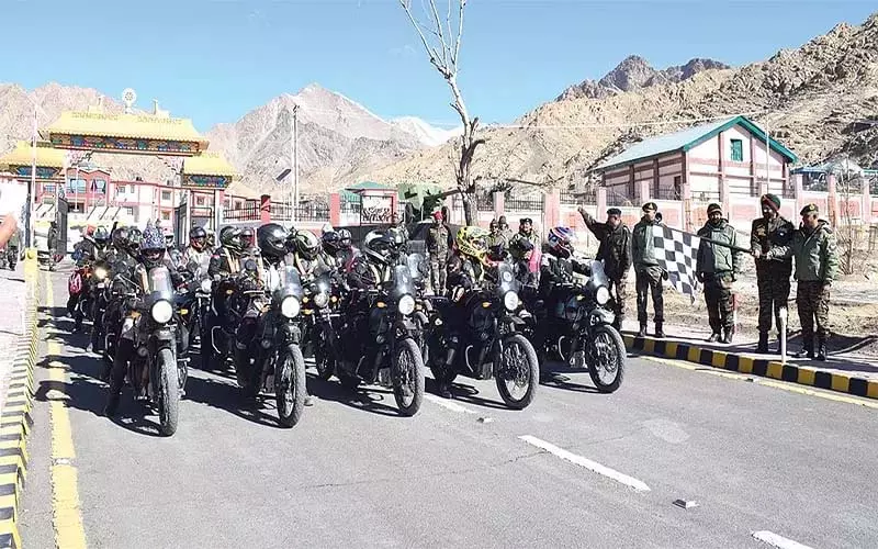 डीसी पुंछ ने महिला मोटर बाइक रैली को हरी झंडी दिखाई डीसी पुंछ ने महिला मोटर बाइक रैली को हरी झंडी दिखाई