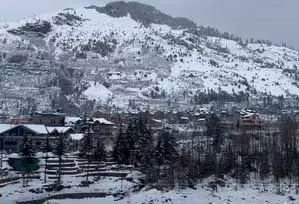बर्फबारी के बीच मनाली में बड़ी संख्या में पहुंचे पर्यटक बर्फबारी के बीच मनाली में बड़ी संख्या में पहुंचे पर्यटक