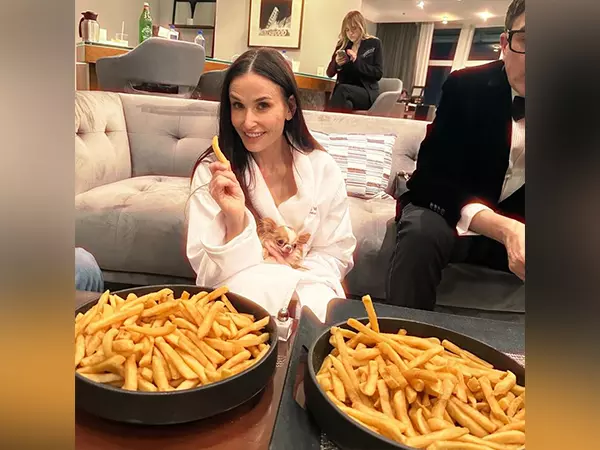Demi Moore ने ऑस्कर 2025 की हार को सहजता से लिया, फ्रेंच फ्राइज़ का लुत्फ़ उठाया Demi Moore ने ऑस्कर 2025 की हार को सहजता से लिया, फ्रेंच फ्राइज़ का लुत्फ़ उठाया