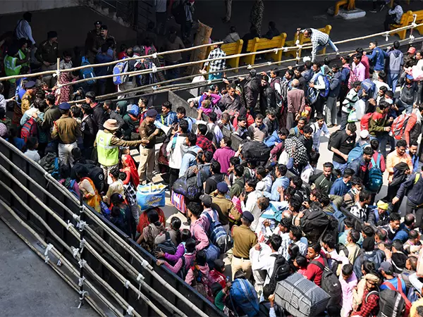 New Delhi station पर मची भगदड़ के बाद रेलवे के तीन शीर्ष अधिकारियों का तबादला New Delhi station पर मची भगदड़ के बाद रेलवे के तीन शीर्ष अधिकारियों का तबादला