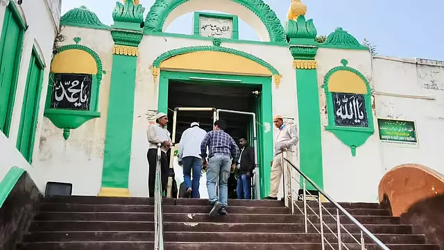 संभल की शाही जामा मस्जिद एक विवादित इमारत है: : Allahabad HC संभल की शाही जामा मस्जिद एक विवादित इमारत है: : Allahabad HC