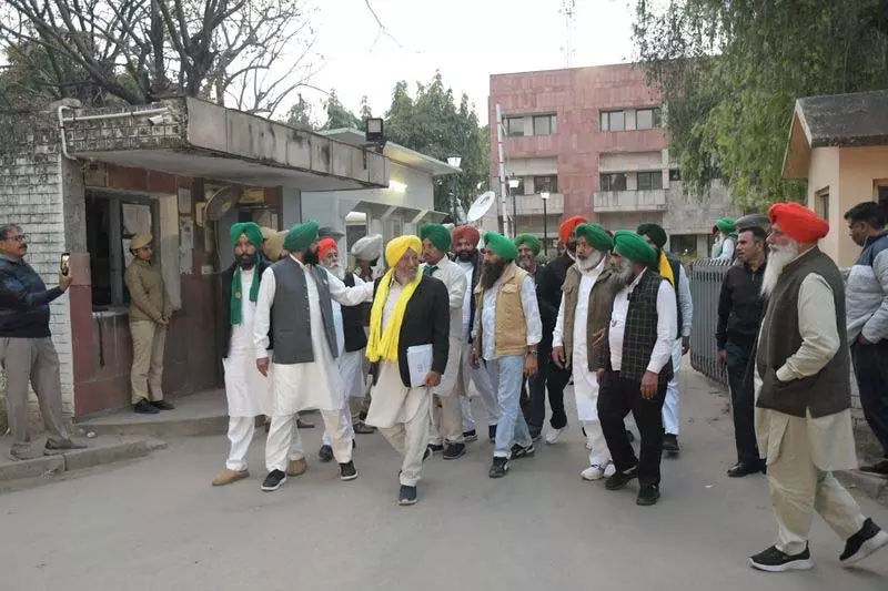 पंजाब के सीएम मान ने किसान नेताओं के साथ बैठक से वॉकआउट किया पंजाब के सीएम मान ने किसान नेताओं के साथ बैठक से वॉकआउट किया