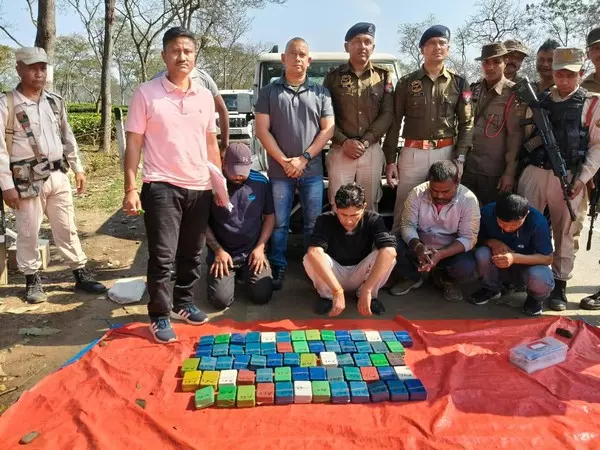 पुलिस ने Sivasagar में 5 करोड़ रुपये की 1 किलो हेरोइन जब्त की, 4 गिरफ्तार पुलिस ने Sivasagar में 5 करोड़ रुपये की 1 किलो हेरोइन जब्त की, 4 गिरफ्तार