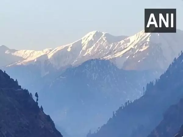 दो दिनों की लगातार बर्फबारी के बाद सूरज की रोशनी से Doda का भलेसा क्षेत्र बेहद खूबसूरत दिखाई दे रहे दो दिनों की लगातार बर्फबारी के बाद सूरज की रोशनी से Doda का भलेसा क्षेत्र बेहद खूबसूरत दिखाई दे रहे
