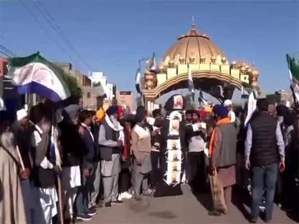 राज्य सरकार के खिलाफ प्रदर्शन करने के लिए किसान Amritsar के गोल्डन गेट पर एकत्र हुए राज्य सरकार के खिलाफ प्रदर्शन करने के लिए किसान Amritsar के गोल्डन गेट पर एकत्र हुए