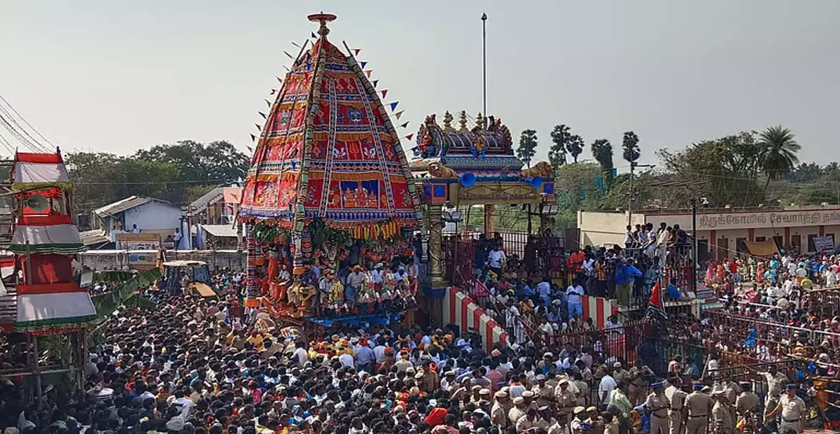 Tamil Nadu: अंगाला परमेश्वरी अम्मन मंदिर कार उत्सव में मेलमलायनूर में हजारों लोग आते Tamil Nadu: अंगाला परमेश्वरी अम्मन मंदिर कार उत्सव में मेलमलायनूर में हजारों लोग आते