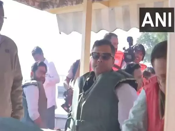 Delhi मंत्री परवेश साहिब सिंह ने यमुना का दौरा किया, नाव की सवारी की Delhi मंत्री परवेश साहिब सिंह ने यमुना का दौरा किया, नाव की सवारी की