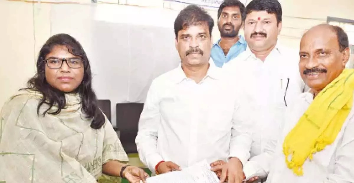 Andhra: पेराबाथुला राजशेखरम ने गोदावरी में एमएलसी चुनाव जीता Andhra: पेराबाथुला राजशेखरम ने गोदावरी में एमएलसी चुनाव जीता