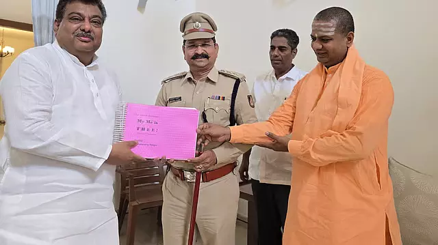 DySP ने बसवन्ना के श्लोकों का अंग्रेजी में अनुवाद किया: मंत्री एमबी पाटिल ने सराहना की DySP ने बसवन्ना के श्लोकों का अंग्रेजी में अनुवाद किया: मंत्री एमबी पाटिल ने सराहना की