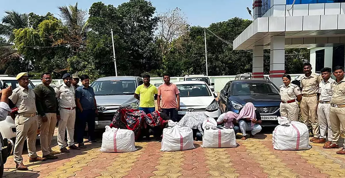 Odisha: 50 लाख रुपये के गांजे के साथ सात लोग गिरफ्तार Odisha: 50 लाख रुपये के गांजे के साथ सात लोग गिरफ्तार