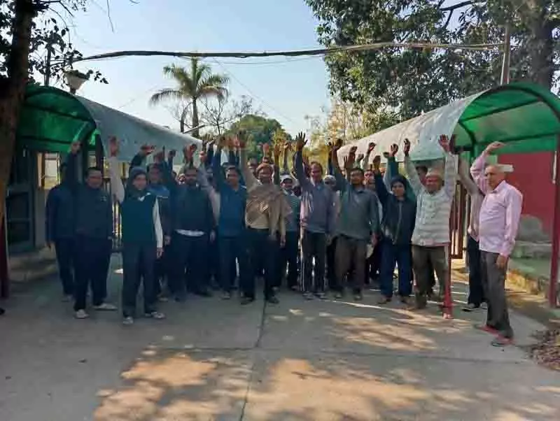 JCT के बंद होने से कर्मचारी परिवार संकट में, कर्मचारी न्याय की मांग कर रहे JCT के बंद होने से कर्मचारी परिवार संकट में, कर्मचारी न्याय की मांग कर रहे