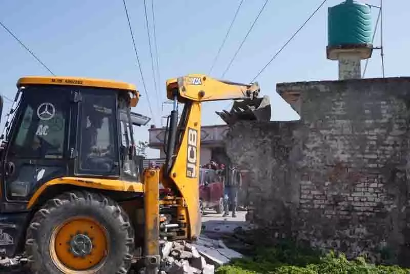 Ludhiana: दो ड्रग माफियाओं के अवैध निर्माण ध्वस्त किये गये Ludhiana: दो ड्रग माफियाओं के अवैध निर्माण ध्वस्त किये गये