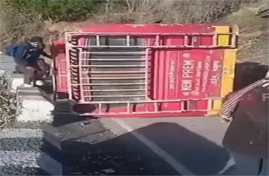 Himachal : बस स्टैंड के पास बीच सड़क पर पलटी बस Himachal : बस स्टैंड के पास बीच सड़क पर पलटी बस