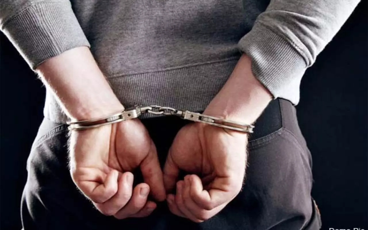 Godda: आधा दर्जन आपराधिक कांडों का आरोपी हथियार के साथ गिरफ्तार Godda: आधा दर्जन आपराधिक कांडों का आरोपी हथियार के साथ गिरफ्तार