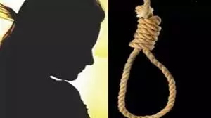 Lucknow: ब्यूटी पार्लर संचालिका ने किराए के मकान में फंदा लगाकर दी जान Lucknow: ब्यूटी पार्लर संचालिका ने किराए के मकान में फंदा लगाकर दी जान
