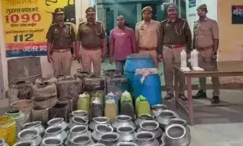 Ballia: पुलिस ने 200 लीटर अवैध कच्ची शराब बरामद की Ballia: पुलिस ने 200 लीटर अवैध कच्ची शराब बरामद की