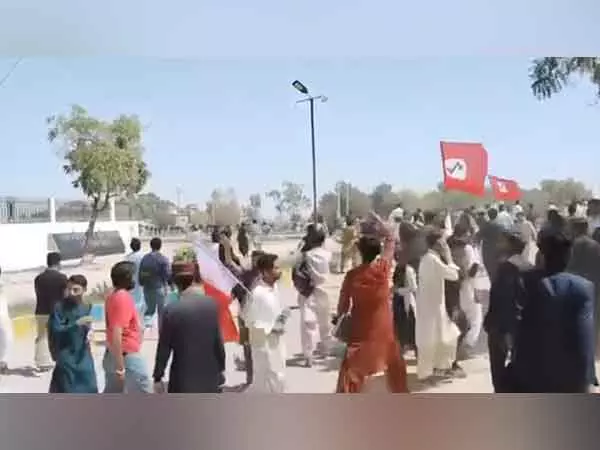 JSFM ने सिंध विश्वविद्यालय के प्रदर्शनकारियों पर राज्य की कार्रवाई की निंदा की JSFM ने सिंध विश्वविद्यालय के प्रदर्शनकारियों पर राज्य की कार्रवाई की निंदा की