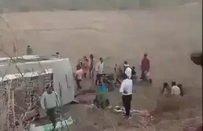 Narsinghpur: यात्रियों से भरी बस पलटी, बीस घायल चार की हालत गंभीर Narsinghpur: यात्रियों से भरी बस पलटी, बीस घायल चार की हालत गंभीर