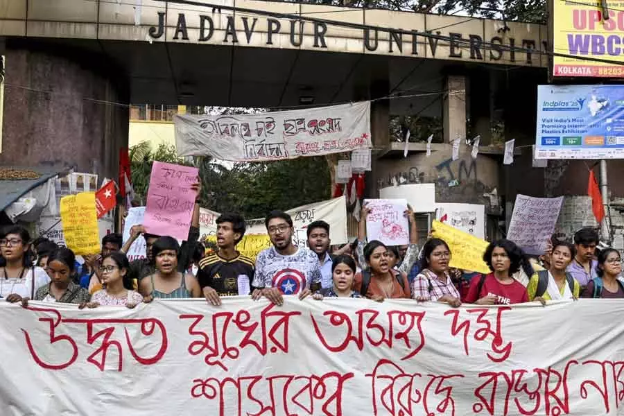 Jadavpur विश्वविद्यालय में छात्रों का विरोध प्रदर्शन तीसरे दिन भी जारी Jadavpur विश्वविद्यालय में छात्रों का विरोध प्रदर्शन तीसरे दिन भी जारी