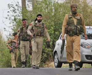 Jammu and Kashmir के बारामुल्ला में पुलिस चौकी पर संदिग्ध ग्रेनेड हमला Jammu and Kashmir के बारामुल्ला में पुलिस चौकी पर संदिग्ध ग्रेनेड हमला
