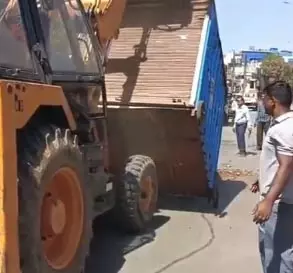 जय स्तंभ से लेकर फाफाडीह चौक तक चला बुलडोजर, होता रहा हंगामा जय स्तंभ से लेकर फाफाडीह चौक तक चला बुलडोजर, होता रहा हंगामा