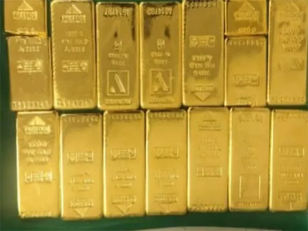 DRI ने बेंगलुरु हवाई अड्डे पर 14.2 किलोग्राम विदेशी सोना और 4.73 करोड़ रुपये की संपत्ति जब्त की DRI ने बेंगलुरु हवाई अड्डे पर 14.2 किलोग्राम विदेशी सोना और 4.73 करोड़ रुपये की संपत्ति जब्त की