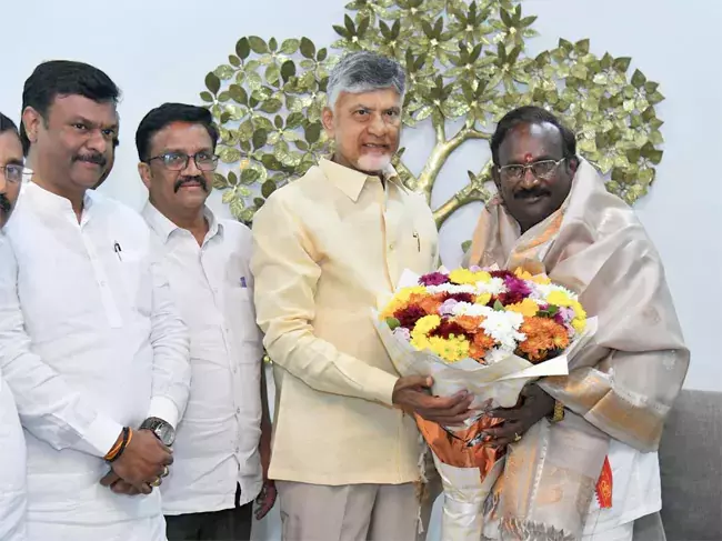 Andhra: एमएलसी गाडे श्रीनिवासुलु नायडू ने सीएम चंद्रबाबू से मुलाकात की Andhra: एमएलसी गाडे श्रीनिवासुलु नायडू ने सीएम चंद्रबाबू से मुलाकात की