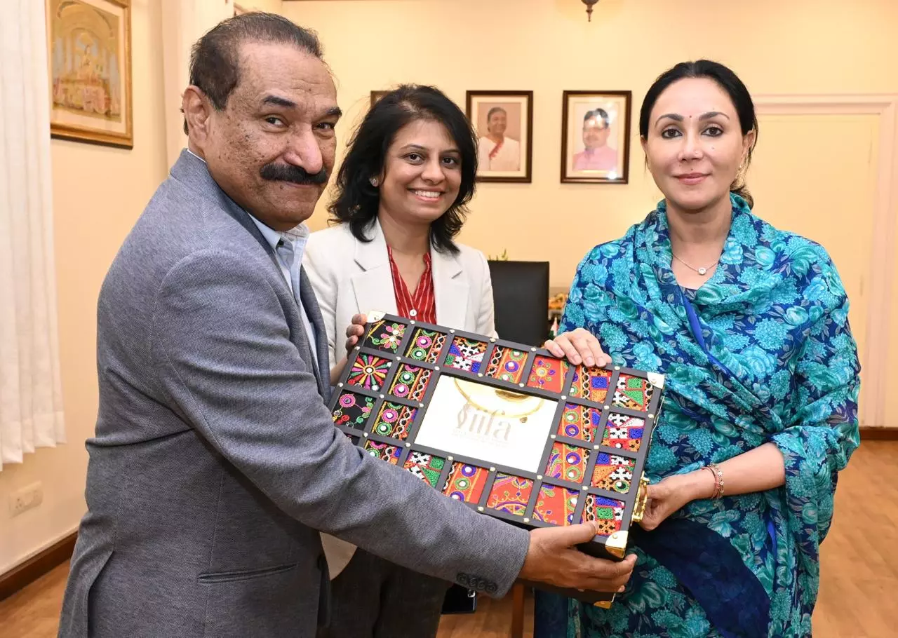 Jaipur: उपमुख्यमंत्री को आईफा अवार्ड्स समारोह में शामिल होने के लिए आयोजकों ने दिया निमंत्रण Jaipur: उपमुख्यमंत्री को आईफा अवार्ड्स समारोह में शामिल होने के लिए आयोजकों ने दिया निमंत्रण