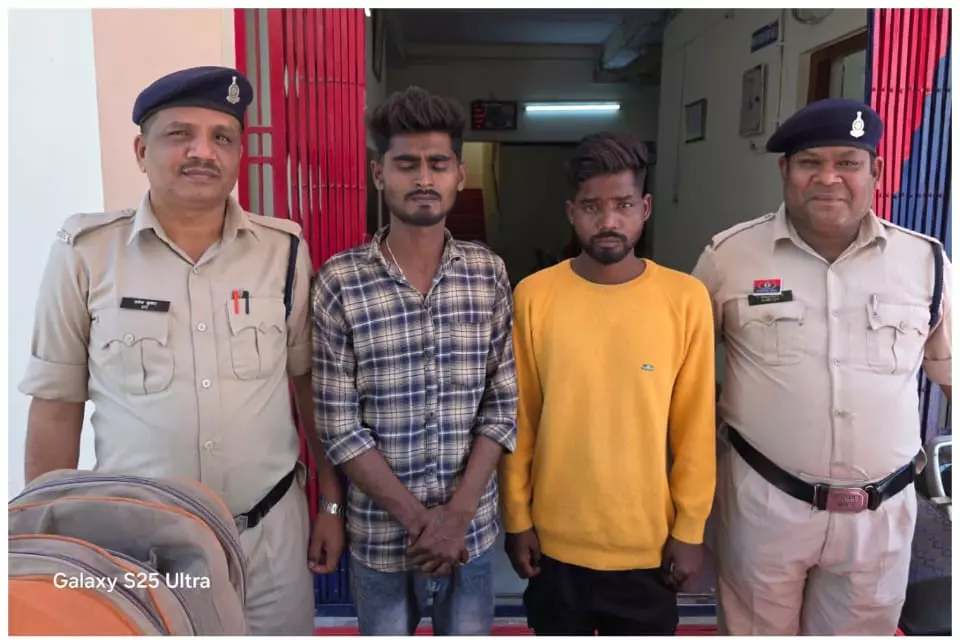 नहर नाका के पास शराब बेचते दो युवक गिरफ्तार नहर नाका के पास शराब बेचते दो युवक गिरफ्तार