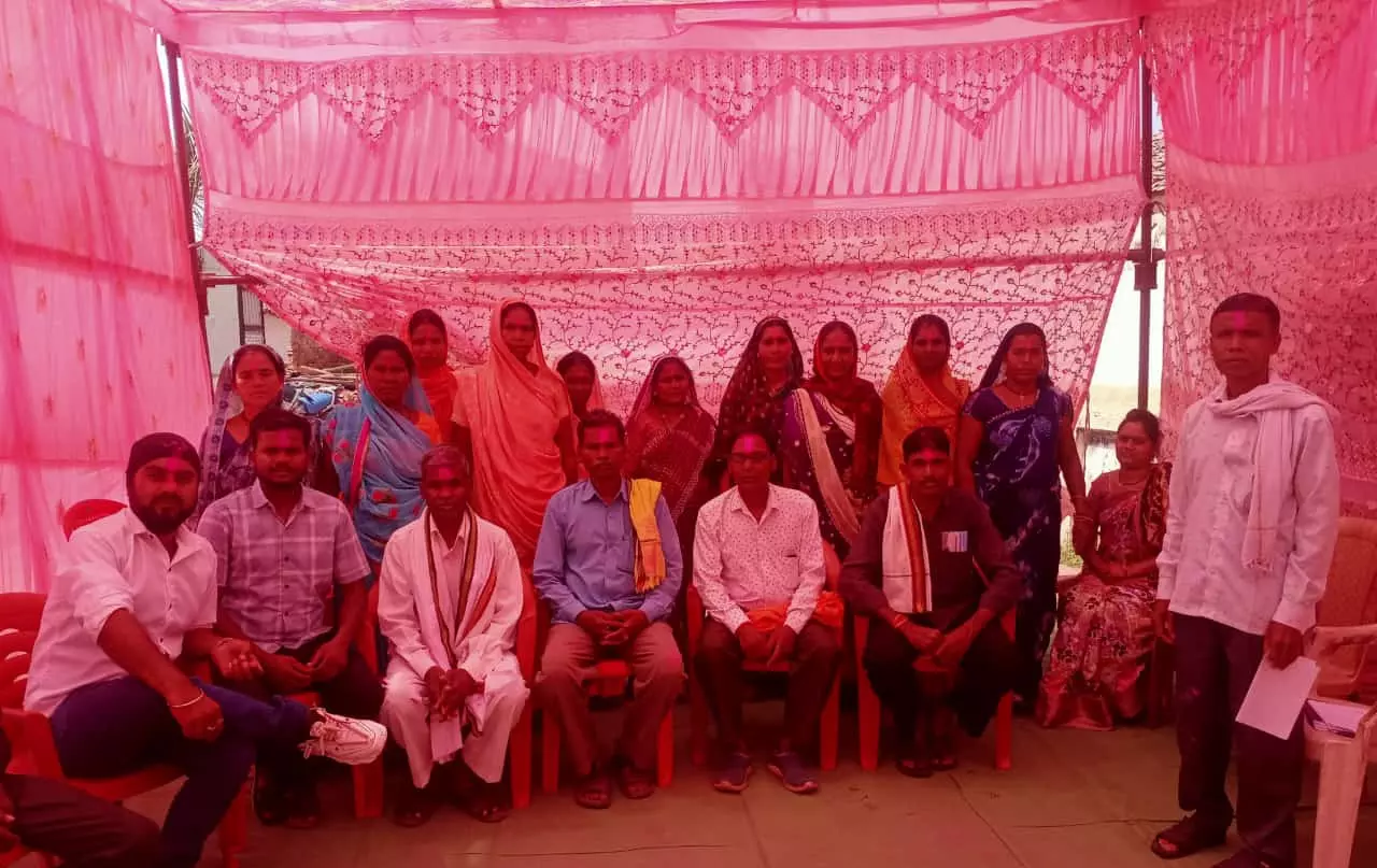 मड़ेली के नवनिर्वाचित सरपंच और पंचों ने ली पद गोपनीयता की शपथ मड़ेली के नवनिर्वाचित सरपंच और पंचों ने ली पद गोपनीयता की शपथ