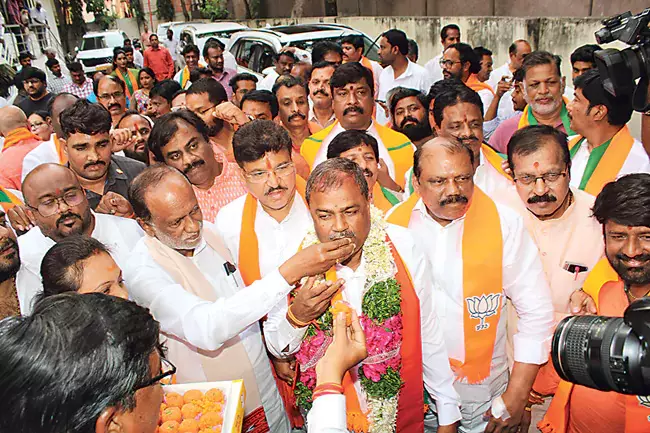 Telangana: मलका कोमारैया की जीत पर जश्न Telangana: मलका कोमारैया की जीत पर जश्न