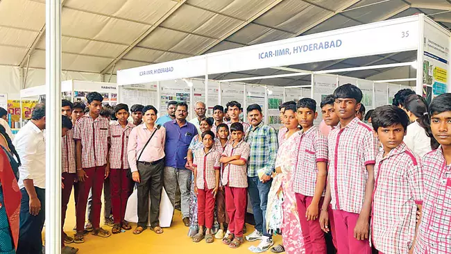Telangana: किसान मेले में नन्हे मेहमान Telangana: किसान मेले में नन्हे मेहमान
