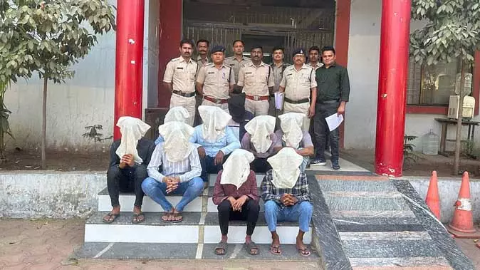 TI समेत 4 पुलिसकर्मियों पर गिरी गाज, कॉल सेंटर पर छापेमारी के बाद इस कारण हुई सख्ती TI समेत 4 पुलिसकर्मियों पर गिरी गाज, कॉल सेंटर पर छापेमारी के बाद इस कारण हुई सख्ती