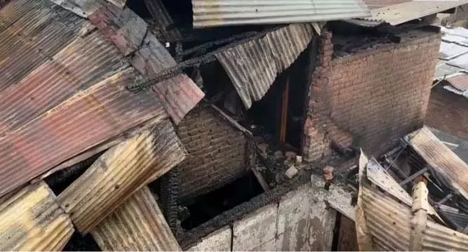 Shopian में 14 इमारतें जलकर खाक Shopian में 14 इमारतें जलकर खाक