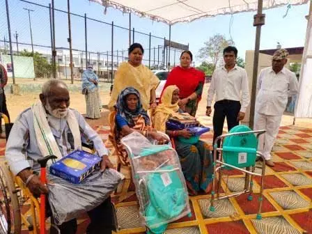 सांसद ने 211 दिव्यांगों एवं वरिष्ठजनों को वितरित किया सहायक सामग्री सांसद ने 211 दिव्यांगों एवं वरिष्ठजनों को वितरित किया सहायक सामग्री