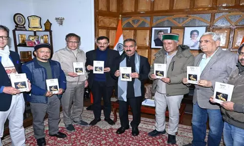 Himachal: मुख्यमंत्री ने रोहतांग आर पार पुस्तक का विमोचन किया