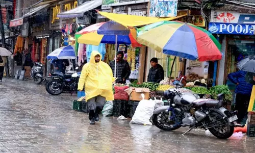 ऊंचाई वाले इलाकों में बर्फबारी, श्रीनगर में बारिश ऊंचाई वाले इलाकों में बर्फबारी, श्रीनगर में बारिश