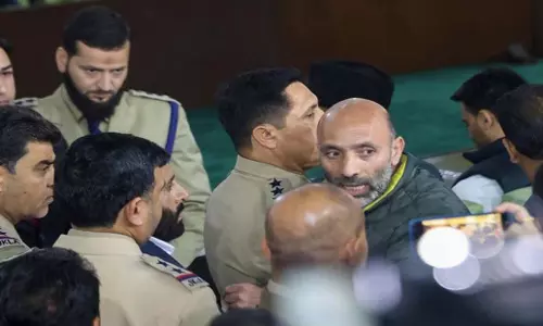 J&K: एआईपी लंगेट विधायक ने नागरिक हत्याओं के खिलाफ विरोध प्रदर्शन किया J&K: एआईपी लंगेट विधायक ने नागरिक हत्याओं के खिलाफ विरोध प्रदर्शन किया