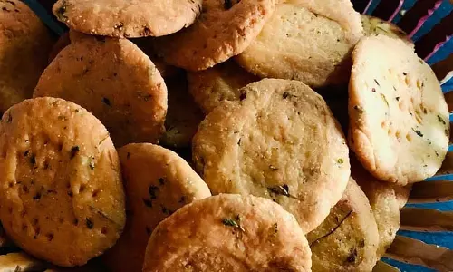 Holi 2025 Special Snack: इस रेसिपी से घर पर बनाएं मसाला मठरी Holi 2025 Special Snack: इस रेसिपी से घर पर बनाएं मसाला मठरी