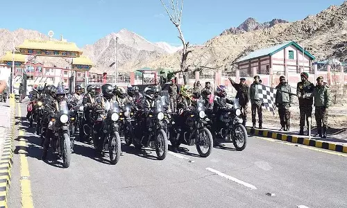 डीसी पुंछ ने महिला मोटर बाइक रैली को हरी झंडी दिखाई