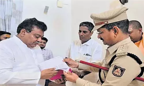 Karnataka:कर्नाटक में डिप्टी एसपी ने वचनों का अंग्रेजी में अनुवाद किया Karnataka:कर्नाटक में डिप्टी एसपी ने वचनों का अंग्रेजी में अनुवाद किया