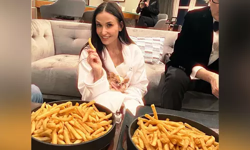 Demi Moore ने ऑस्कर 2025 की हार को सहजता से लिया, फ्रेंच फ्राइज़ का लुत्फ़ उठाया Demi Moore ने ऑस्कर 2025 की हार को सहजता से लिया, फ्रेंच फ्राइज़ का लुत्फ़ उठाया