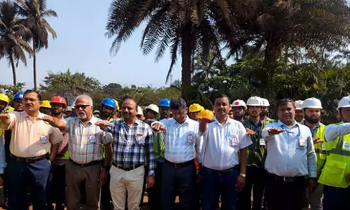 Odisha: आरएंडबी कार्यालय में कर्मचारियों की कमी के विरोध में ठेकेदारों ने किया प्रदर्शन