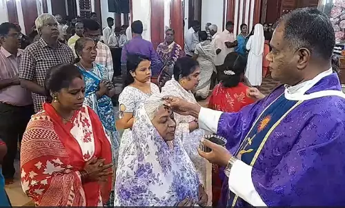ऐश बुधवार: चर्चों में विशेष प्रार्थना सभा ऐश बुधवार: चर्चों में विशेष प्रार्थना सभा