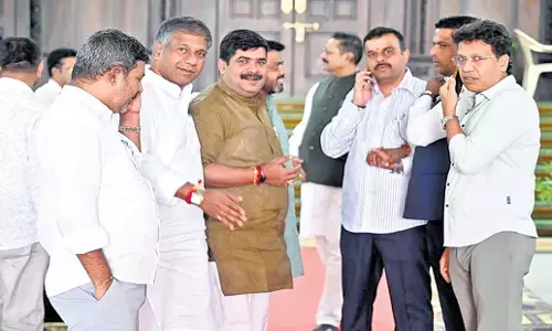 Karnataka: भाजपा विधायकों ने सवाल उठाया कि उनके दृश्य स्क्रीन पर क्यों नहीं Karnataka: भाजपा विधायकों ने सवाल उठाया कि उनके दृश्य स्क्रीन पर क्यों नहीं