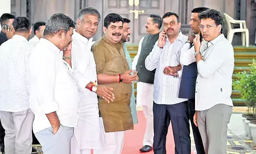 Karnataka: विधानसभा कार्यवाही के दौरान विपक्ष के भाषण में बाधा डालने पर अधिकारी निलंबित Karnataka: विधानसभा कार्यवाही के दौरान विपक्ष के भाषण में बाधा डालने पर अधिकारी निलंबित