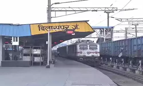 रेलवे ट्रैक पार करना खतरनाक और दंडनीय अपराध