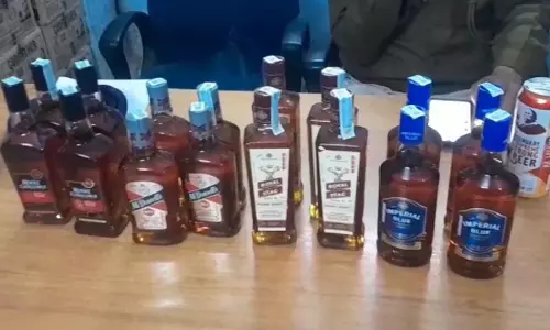 Ballia: लावारिस ई-रिक्शा से भारी मात्रा में अंग्रेजी शराब बरामद Ballia: लावारिस ई-रिक्शा से भारी मात्रा में अंग्रेजी शराब बरामद