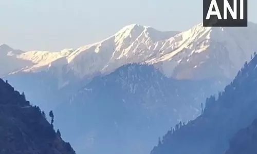 दो दिनों की लगातार बर्फबारी के बाद सूरज की रोशनी से Doda का भलेसा क्षेत्र बेहद खूबसूरत दिखाई दे रहे दो दिनों की लगातार बर्फबारी के बाद सूरज की रोशनी से Doda का भलेसा क्षेत्र बेहद खूबसूरत दिखाई दे रहे