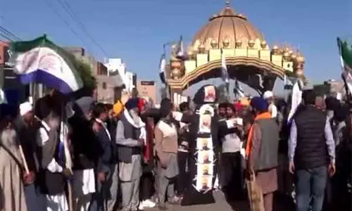 राज्य सरकार के खिलाफ प्रदर्शन करने के लिए किसान Amritsar के गोल्डन गेट पर एकत्र हुए